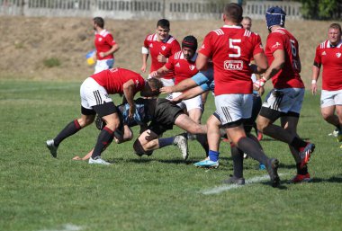 ODESSA, UKRAINE - 12 Eylül 2020: Ukrayna şampiyonasında en güçlü rugby-7 takımlarının final maçları. Rugby topu sahada. Ragbi maçı top için zor bir maç. Atletler sahada takım oyuncuları
