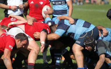 ODESSA, UKRAINE - 12 Eylül 2020: Ukrayna şampiyonasında en güçlü rugby-7 takımlarının final maçları. Rugby topu sahada. Ragbi maçı top için zor bir maç. Atletler sahada takım oyuncuları