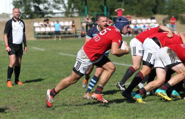 ODESSA, UKRAINE - 12 Eylül 2020: Ukrayna şampiyonasında en güçlü rugby-7 takımlarının final maçları. Rugby topu sahada. Ragbi maçı top için zor bir maç. Atletler sahada takım oyuncuları