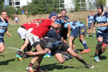 ODESSA, UKRAINE - 12 Eylül 2020: Ukrayna şampiyonasında en güçlü rugby-7 takımlarının final maçları. Rugby topu sahada. Ragbi maçı top için zor bir maç. Atletler sahada takım oyuncuları