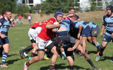 ODESSA, UKRAINE - 12 Eylül 2020: Ukrayna şampiyonasında en güçlü rugby-7 takımlarının final maçları. Rugby topu sahada. Ragbi maçı top için zor bir maç. Atletler sahada takım oyuncuları