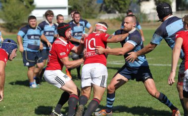 ODESSA, UKRAINE - 12 Eylül 2020: Ukrayna şampiyonasında en güçlü rugby-7 takımlarının final maçları. Rugby topu sahada. Ragbi maçı top için zor bir maç. Atletler sahada takım oyuncuları