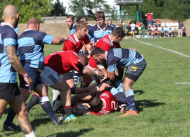 ODESSA, UKRAINE - 12 Eylül 2020: Ukrayna şampiyonasında en güçlü rugby-7 takımlarının final maçları. Rugby topu sahada. Ragbi maçı top için zor bir maç. Atletler sahada takım oyuncuları