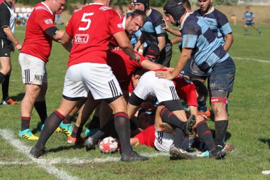 ODESSA, UKRAINE - 12 Eylül 2020: Ukrayna şampiyonasında en güçlü rugby-7 takımlarının final maçları. Rugby topu sahada. Ragbi maçı top için zor bir maç. Atletler sahada takım oyuncuları