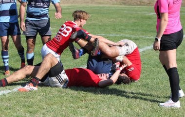ODESSA, UKRAINE - 12 Eylül 2020: Ukrayna şampiyonasında en güçlü rugby-7 takımlarının final maçları. Rugby topu sahada. Ragbi maçı top için zor bir maç. Atletler sahada takım oyuncuları