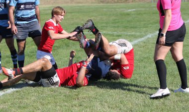 ODESSA, UKRAINE - 12 Eylül 2020: Ukrayna şampiyonasında en güçlü rugby-7 takımlarının final maçları. Rugby topu sahada. Ragbi maçı top için zor bir maç. Atletler sahada takım oyuncuları