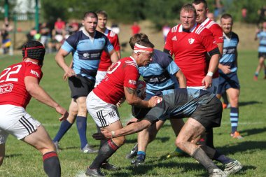 ODESSA, UKRAINE - 12 Eylül 2020: Ukrayna şampiyonasında en güçlü rugby-7 takımlarının final maçları. Rugby topu sahada. Ragbi maçı top için zor bir maç. Atletler sahada takım oyuncuları