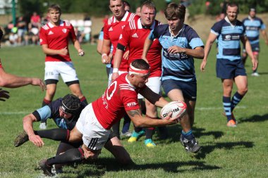 ODESSA, UKRAINE - 12 Eylül 2020: Ukrayna şampiyonasında en güçlü rugby-7 takımlarının final maçları. Rugby topu sahada. Ragbi maçı top için zor bir maç. Atletler sahada takım oyuncuları