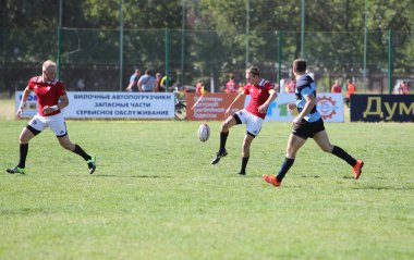 ODESSA, UKRAINE - 12 Eylül 2020: Ukrayna şampiyonasında en güçlü rugby-7 takımlarının final maçları. Rugby topu sahada. Ragbi maçı top için zor bir maç. Atletler sahada takım oyuncuları