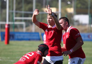 ODESSA, UKRAINE - 12 Eylül 2020: Ukrayna şampiyonasında en güçlü rugby-7 takımlarının final maçları. Rugby topu sahada. Ragbi maçı top için zor bir maç. Atletler sahada takım oyuncuları