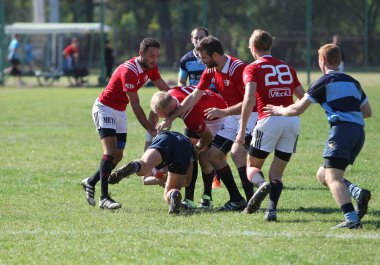 ODESSA, UKRAINE - 12 Eylül 2020: Ukrayna şampiyonasında en güçlü rugby-7 takımlarının final maçları. Rugby topu sahada. Ragbi maçı top için zor bir maç. Atletler sahada takım oyuncuları