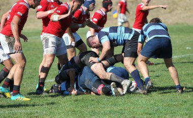 ODESSA, UKRAINE - 12 Eylül 2020: Ukrayna şampiyonasında en güçlü rugby-7 takımlarının final maçları. Rugby topu sahada. Ragbi maçı top için zor bir maç. Atletler sahada takım oyuncuları