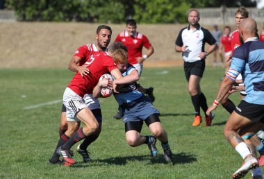 ODESSA, UKRAINE - 12 Eylül 2020: Ukrayna şampiyonasında en güçlü rugby-7 takımlarının final maçları. Rugby topu sahada. Ragbi maçı top için zor bir maç. Atletler sahada takım oyuncuları