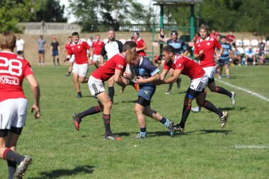 ODESSA, UKRAINE - 12 Eylül 2020: Ukrayna şampiyonasında en güçlü rugby-7 takımlarının final maçları. Rugby topu sahada. Ragbi maçı top için zor bir maç. Atletler sahada takım oyuncuları