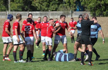 ODESSA, UKRAINE - 12 Eylül 2020: Ukrayna şampiyonasında en güçlü rugby-7 takımlarının final maçları. Rugby topu sahada. Ragbi maçı top için zor bir maç. Atletler sahada takım oyuncuları