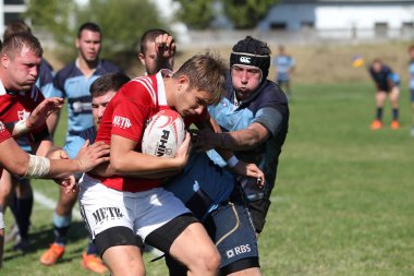 ODESSA, UKRAINE - 12 Eylül 2020: Ukrayna şampiyonasında en güçlü rugby-7 takımlarının final maçları. Rugby topu sahada. Ragbi maçı top için zor bir maç. Atletler sahada takım oyuncuları