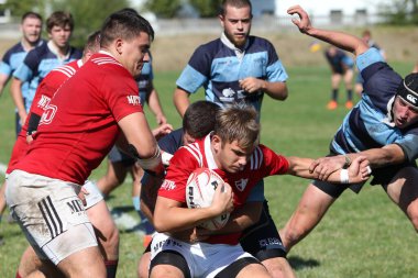 ODESSA, UKRAINE - 12 Eylül 2020: Ukrayna şampiyonasında en güçlü rugby-7 takımlarının final maçları. Rugby topu sahada. Ragbi maçı top için zor bir maç. Atletler sahada takım oyuncuları