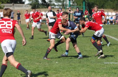 ODESSA, UKRAINE - 12 Eylül 2020: Ukrayna şampiyonasında en güçlü rugby-7 takımlarının final maçları. Rugby topu sahada. Ragbi maçı top için zor bir maç. Atletler sahada takım oyuncuları
