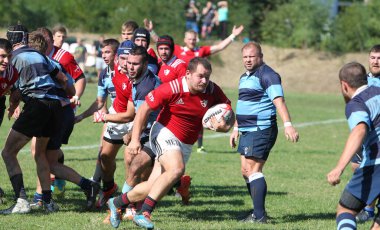 ODESSA, UKRAINE - 12 Eylül 2020: Ukrayna şampiyonasında en güçlü rugby-7 takımlarının final maçları. Rugby topu sahada. Ragbi maçı top için zor bir maç. Atletler sahada takım oyuncuları