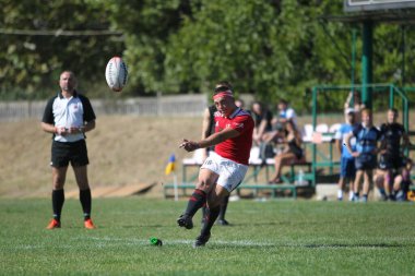 ODESSA, UKRAINE - 12 Eylül 2020: Ukrayna şampiyonasında en güçlü rugby-7 takımlarının final maçları. Rugby topu sahada. Ragbi maçı top için zor bir maç. Atletler sahada takım oyuncuları