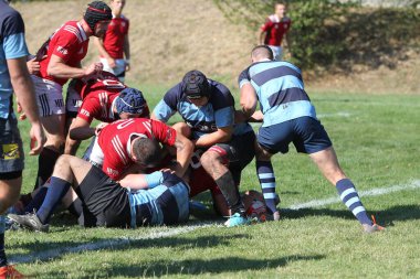 ODESSA, UKRAINE - 12 Eylül 2020: Ukrayna şampiyonasında en güçlü rugby-7 takımlarının final maçları. Rugby topu sahada. Ragbi maçı top için zor bir maç. Atletler sahada takım oyuncuları