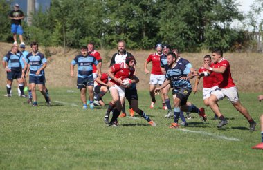 ODESSA, UKRAINE - 12 Eylül 2020: Ukrayna şampiyonasında en güçlü rugby-7 takımlarının final maçları. Rugby topu sahada. Ragbi maçı top için zor bir maç. Atletler sahada takım oyuncuları