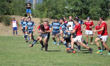 ODESSA, UKRAINE - 12 Eylül 2020: Ukrayna şampiyonasında en güçlü rugby-7 takımlarının final maçları. Rugby topu sahada. Ragbi maçı top için zor bir maç. Atletler sahada takım oyuncuları