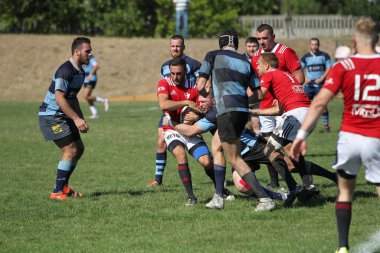 ODESSA, UKRAINE - 12 Eylül 2020: Ukrayna şampiyonasında en güçlü rugby-7 takımlarının final maçları. Rugby topu sahada. Ragbi maçı top için zor bir maç. Atletler sahada takım oyuncuları