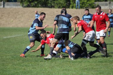 ODESSA, UKRAINE - 12 Eylül 2020: Ukrayna şampiyonasında en güçlü rugby-7 takımlarının final maçları. Rugby topu sahada. Ragbi maçı top için zor bir maç. Atletler sahada takım oyuncuları