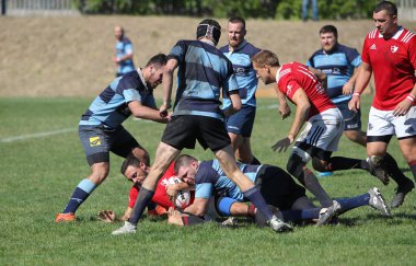 ODESSA, UKRAINE - 12 Eylül 2020: Ukrayna şampiyonasında en güçlü rugby-7 takımlarının final maçları. Rugby topu sahada. Ragbi maçı top için zor bir maç. Atletler sahada takım oyuncuları