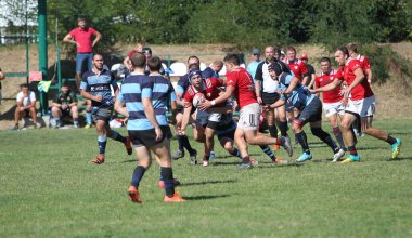 ODESSA, UKRAINE - 12 Eylül 2020: Ukrayna şampiyonasında en güçlü rugby-7 takımlarının final maçları. Rugby topu sahada. Ragbi maçı top için zor bir maç. Atletler sahada takım oyuncuları