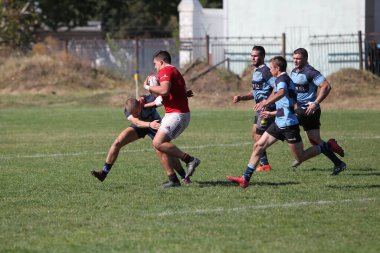 ODESSA, UKRAINE - 12 Eylül 2020: Ukrayna şampiyonasında en güçlü rugby-7 takımlarının final maçları. Rugby topu sahada. Ragbi maçı top için zor bir maç. Atletler sahada takım oyuncuları