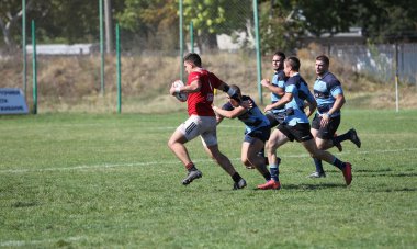 ODESSA, UKRAINE - 12 Eylül 2020: Ukrayna şampiyonasında en güçlü rugby-7 takımlarının final maçları. Rugby topu sahada. Ragbi maçı top için zor bir maç. Atletler sahada takım oyuncuları