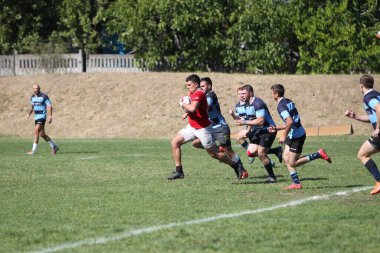 ODESSA, UKRAINE - 12 Eylül 2020: Ukrayna şampiyonasında en güçlü rugby-7 takımlarının final maçları. Rugby topu sahada. Ragbi maçı top için zor bir maç. Atletler sahada takım oyuncuları