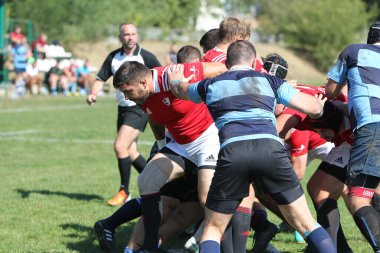 ODESSA, UKRAINE - 12 Eylül 2020: Ukrayna şampiyonasında en güçlü rugby-7 takımlarının final maçları. Rugby topu sahada. Ragbi maçı top için zor bir maç. Atletler sahada takım oyuncuları