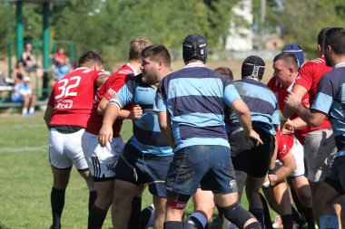 ODESSA, UKRAINE - 12 Eylül 2020: Ukrayna şampiyonasında en güçlü rugby-7 takımlarının final maçları. Rugby topu sahada. Ragbi maçı top için zor bir maç. Atletler sahada takım oyuncuları