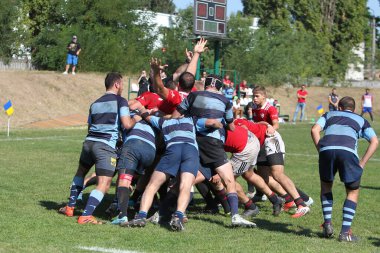ODESSA, UKRAINE - 12 Eylül 2020: Ukrayna şampiyonasında en güçlü rugby-7 takımlarının final maçları. Rugby topu sahada. Ragbi maçı top için zor bir maç. Atletler sahada takım oyuncuları