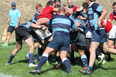 ODESSA, UKRAINE - 12 Eylül 2020: Ukrayna şampiyonasında en güçlü rugby-7 takımlarının final maçları. Rugby topu sahada. Ragbi maçı top için zor bir maç. Atletler sahada takım oyuncuları