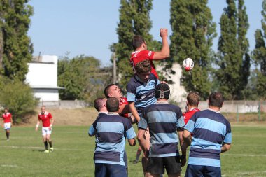ODESSA, UKRAINE - 12 Eylül 2020: Ukrayna şampiyonasında en güçlü rugby-7 takımlarının final maçları. Rugby topu sahada. Ragbi maçı top için zor bir maç. Atletler sahada takım oyuncuları