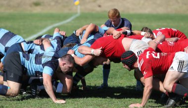 ODESSA, UKRAINE - 12 Eylül 2020: Ukrayna şampiyonasında en güçlü rugby-7 takımlarının final maçları. Rugby topu sahada. Ragbi maçı top için zor bir maç. Atletler sahada takım oyuncuları