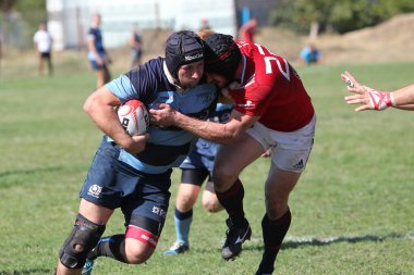 ODESSA, UKRAINE - 12 Eylül 2020: Ukrayna şampiyonasında en güçlü rugby-7 takımlarının final maçları. Rugby topu sahada. Ragbi maçı top için zor bir maç. Atletler sahada takım oyuncuları