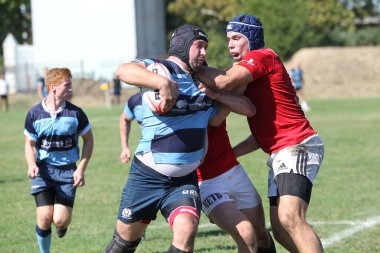 ODESSA, UKRAINE - 12 Eylül 2020: Ukrayna şampiyonasında en güçlü rugby-7 takımlarının final maçları. Rugby topu sahada. Ragbi maçı top için zor bir maç. Atletler sahada takım oyuncuları