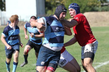 ODESSA, UKRAINE - 12 Eylül 2020: Ukrayna şampiyonasında en güçlü rugby-7 takımlarının final maçları. Rugby topu sahada. Ragbi maçı top için zor bir maç. Atletler sahada takım oyuncuları