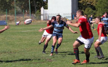 ODESSA, UKRAINE - 12 Eylül 2020: Ukrayna şampiyonasında en güçlü rugby-7 takımlarının final maçları. Rugby topu sahada. Ragbi maçı top için zor bir maç. Atletler sahada takım oyuncuları