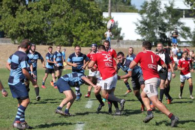 ODESSA, UKRAINE - 12 Eylül 2020: Ukrayna şampiyonasında en güçlü rugby-7 takımlarının final maçları. Rugby topu sahada. Ragbi maçı top için zor bir maç. Atletler sahada takım oyuncuları