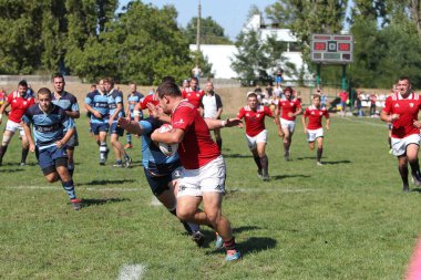 ODESSA, UKRAINE - 12 Eylül 2020: Ukrayna şampiyonasında en güçlü rugby-7 takımlarının final maçları. Rugby topu sahada. Ragbi maçı top için zor bir maç. Atletler sahada takım oyuncuları