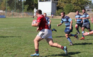 ODESSA, UKRAINE - 12 Eylül 2020: Ukrayna şampiyonasında en güçlü rugby-7 takımlarının final maçları. Rugby topu sahada. Ragbi maçı top için zor bir maç. Atletler sahada takım oyuncuları