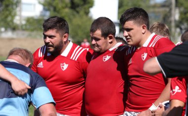 ODESSA, UKRAINE - 12 Eylül 2020: Ukrayna şampiyonasında en güçlü rugby-7 takımlarının final maçları. Rugby topu sahada. Ragbi maçı top için zor bir maç. Atletler sahada takım oyuncuları