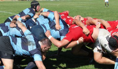 ODESSA, UKRAINE - 12 Eylül 2020: Ukrayna şampiyonasında en güçlü rugby-7 takımlarının final maçları. Rugby topu sahada. Ragbi maçı top için zor bir maç. Atletler sahada takım oyuncuları