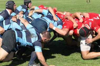 ODESSA, UKRAINE - 12 Eylül 2020: Ukrayna şampiyonasında en güçlü rugby-7 takımlarının final maçları. Rugby topu sahada. Ragbi maçı top için zor bir maç. Atletler sahada takım oyuncuları